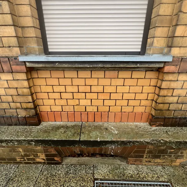 Klinkerfassade unter einem Fenster nach der Reinigung