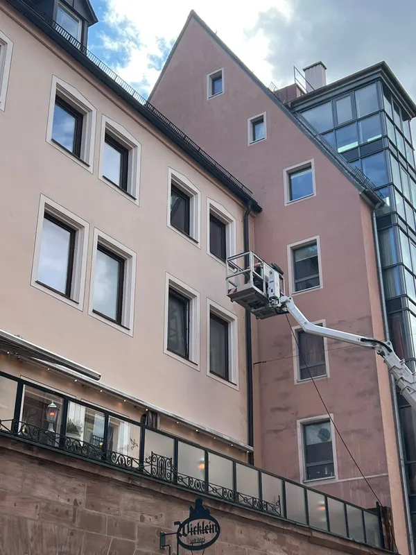 Wohn- und Geschäftshaus in der Tuchgasse in Nürnberg während der Reinigung aus der Arbeitsbühne