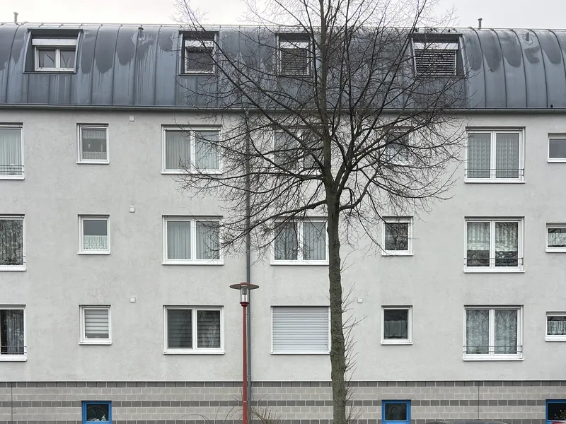 Wohnanlage, lange Front nach der Reinigung