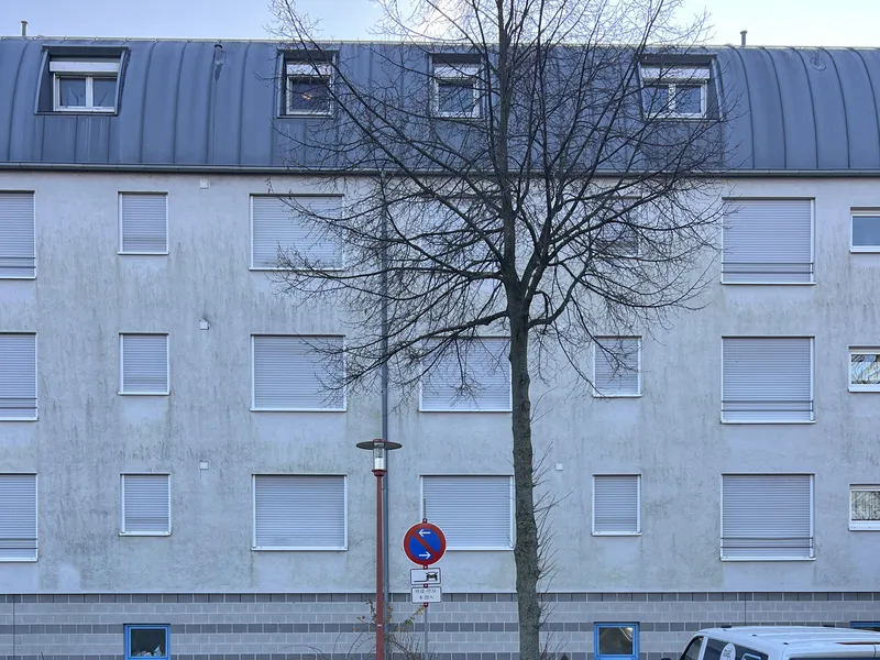 Wohnanlage, lange Front vor der Reinigung