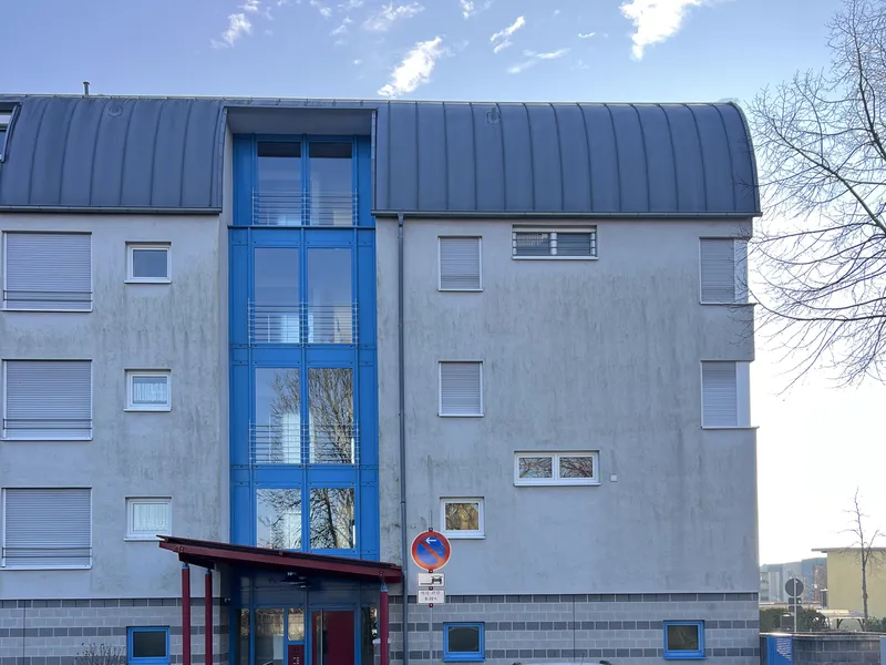 Wohnanlage, Treppenhaus vor der Reinigung