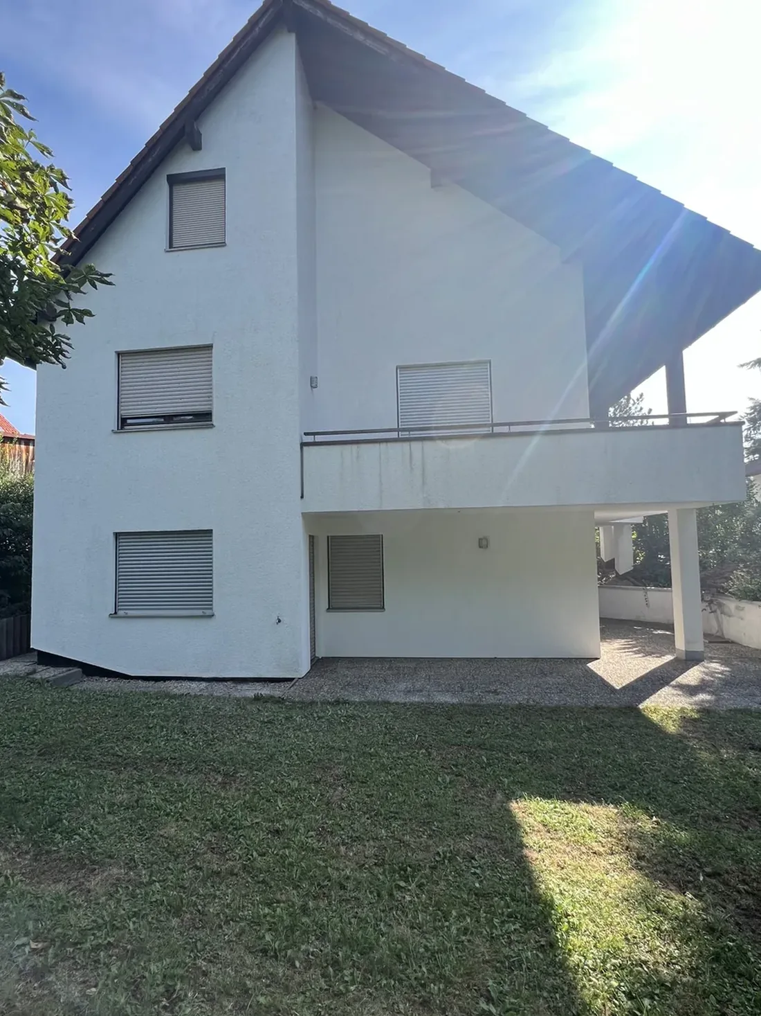 Dieselbe Fassade nach der Reinigung, wieder gleichmäßig hell